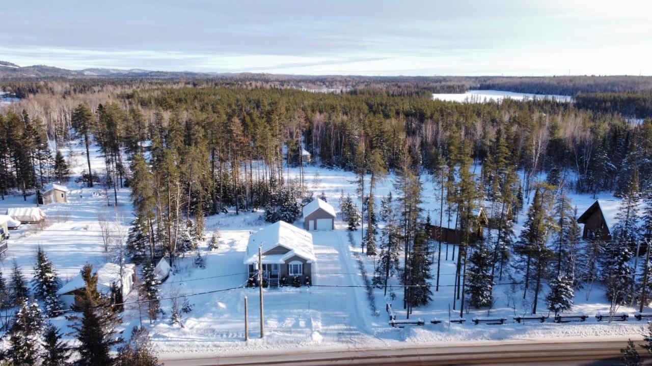 Le Chalet De Claude, Au Pied Des Monts-Valin Saint-David-de-Falardeau Exterior foto