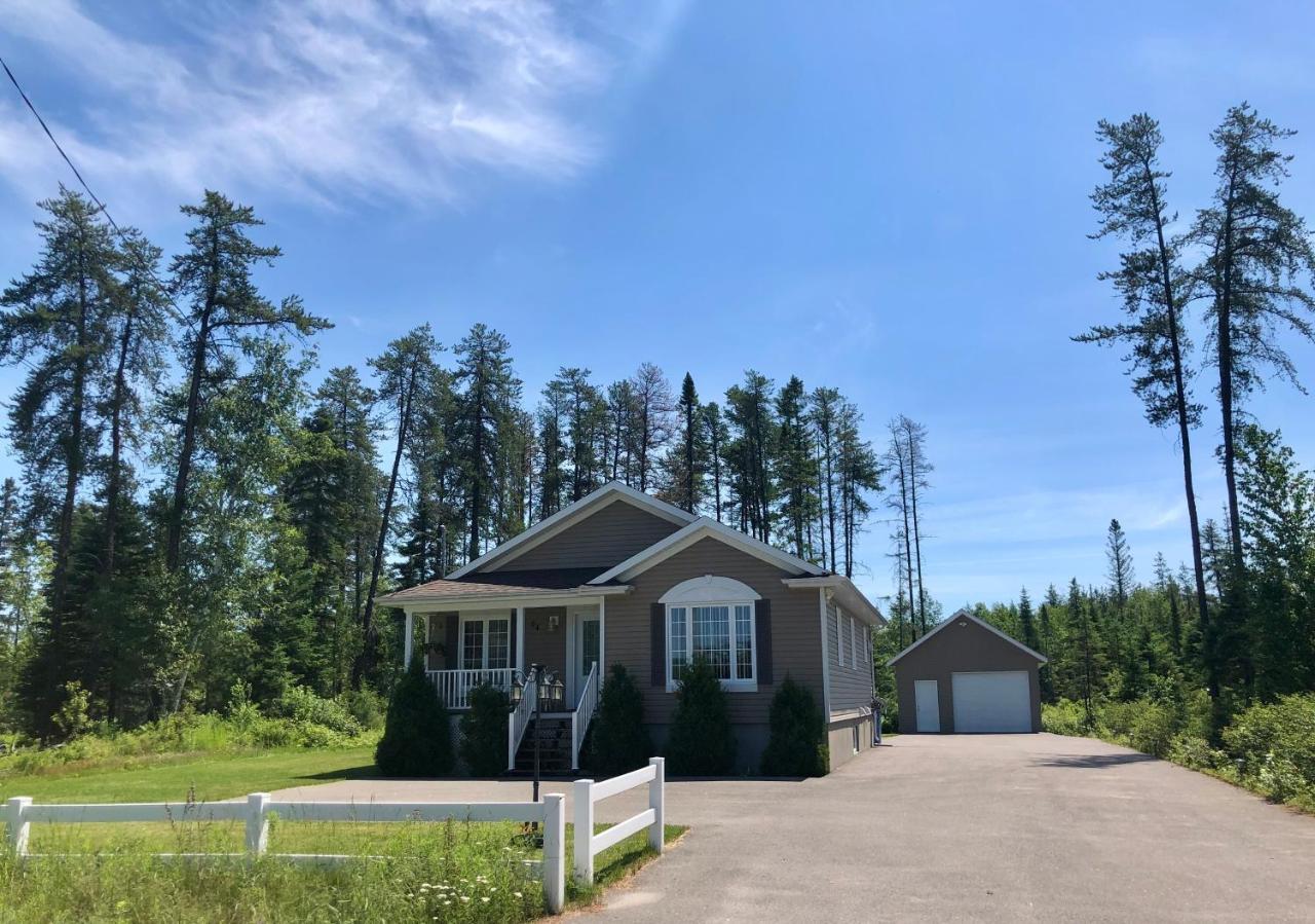 Le Chalet De Claude, Au Pied Des Monts-Valin Saint-David-de-Falardeau Exterior foto